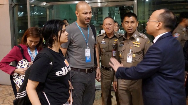 Seorang remaja putri asal Arab Saudi, Rahaf Mohammed al-Qunun, saat bertemu dengan petugas imigrasi di hotel Bandara Suvarnabhumi, Bangkok, Thailand. (Foto: Reuters)