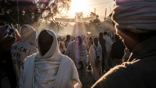Para peziarah Ortodoks Ethiopia saat berjalan di Lalibela, Ethiopia, pada Senin (7/1/2019) (Foto: AFP/EDUARDO SOTERAS )