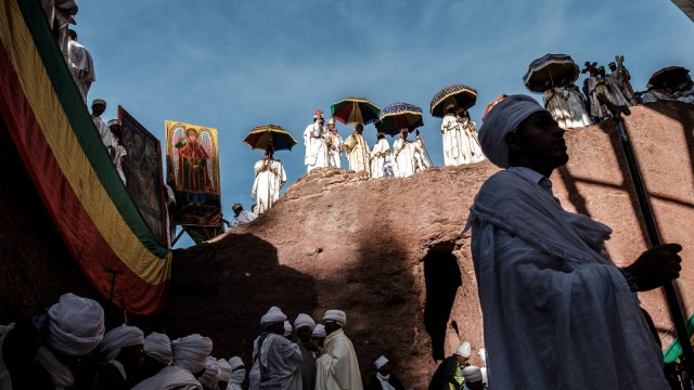 Para imam Ortodoks Ethiopia menghadiri perayaan Natal di Gereja Saint Mary, di Lalibela, Ethiopia,di Gereja Saint Mary's Church, Lalibela, Ethiopia, pada Senin (7/1/2019) (Foto: AFP/EDUARDO SOTERAS )
