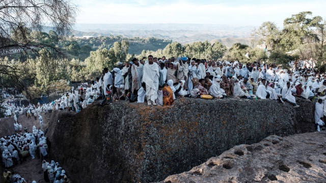 Peziarah Ortodoks Ethiopia menghadiri perayaan Natal mereka di Gereja Saint Mary, di Lalibela, Ethiopia, pada Senin (7/1/2019) (Foto: AFP/EDUARDO SOTERAS )