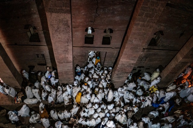 Suasana peziarah Kristen Koptik Ortodoks saat merayakan hari Raya Natal di Gereja Saint Mary's Church, Lalibela, Ethiopia, pada Senin (7/1/2019) (Foto: AFP/EDUARDO SOTERAS )