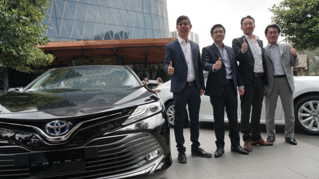 President Director PT Toyota-Astra Motor (TAM) Yoshihiro Nakata (kedua kanan) Marketing Director PT Toyota - Astra Motor (TAM) Anton Jimmi Suwandy (kiri) di Bluegrass Bar dan Grill Jl. H Rasuna Said, Jakarta. (Foto: Iqbal Firdaus/kumparan)