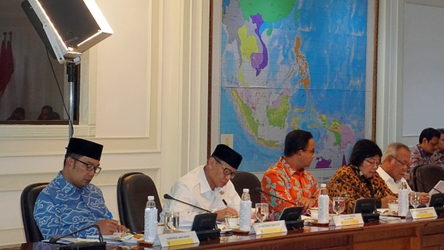 Rapat Terbatas perihal pengelolaan transportasi Jabodetabek yang turut dihadiri oleh Gubernur Jawa Barat Ridwan Kamil, Gubernur Banten Wahidin Halim, dan Gubernur DKI Jakarta Anies Baswedan di Istana Negara. (Foto: Yudhistira Amran Saleh/kumparan)