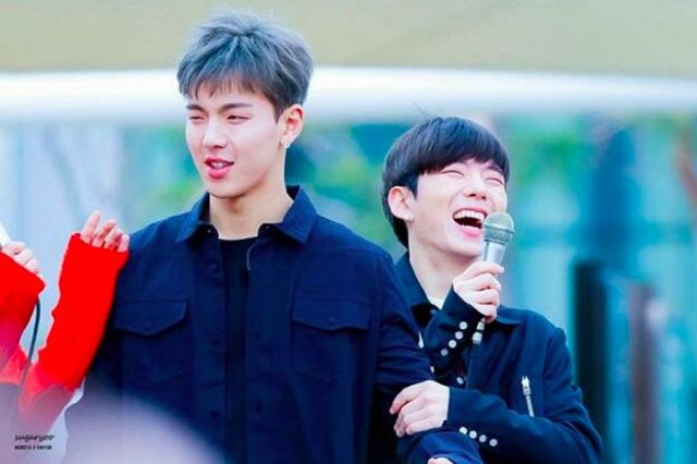 5 Potret Lucu Perbedaan Tinggi Anggota Grup K-Pop (4)