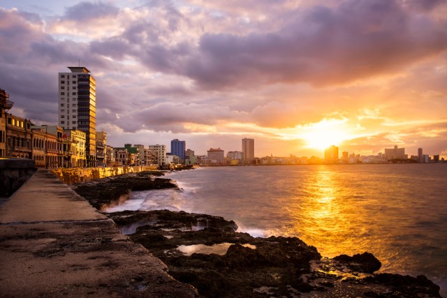 Menikmati Senja di El Malecon, Havana, Kuba. (Foto: Shutter Stock)