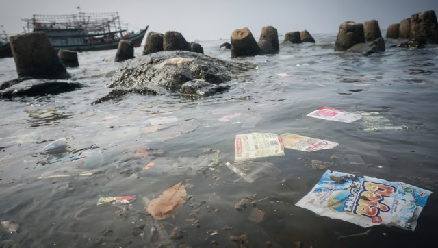 Sampah plastik di Pelabuhan Kaliadem, Muara Angke, Jakarta Utara, Selasa (8/1). (Foto: Jamal Ramadhan/kumparan)