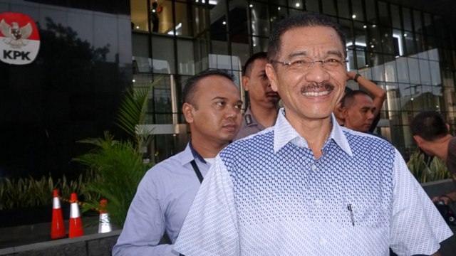 Mantan Menteri Dalam Negeri Gamawan Fauzi usai menjalani pemeriksaan sebagai saksi terkait kasus korupsi pembangunan gedung IPDN Rokan Hilir di Gedung KPK, Jakarta, Selasa (8/1). (Foto: Fanny Kusumawardhani/kumparan)