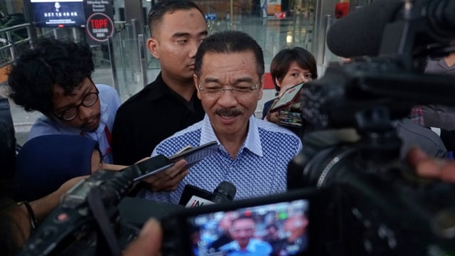 Mantan Menteri Dalam Negeri Gamawan Fauzi usai menjalani pemeriksaan sebagai saksi terkait kasus korupsi pembangunan gedung IPDN Rokan Hilir di Gedung KPK, Jakarta, Selasa (8/1). (Foto: Fanny Kusumawardhani/kumparan)