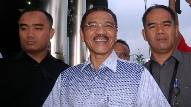 Mantan Menteri Dalam Negeri Gamawan Fauzi usai menjalani pemeriksaan sebagai saksi terkait kasus korupsi pembangunan gedung IPDN Rokan Hilir di Gedung KPK, Jakarta, Selasa (8/1). (Foto: Fanny Kusumawardhani/kumparan)
