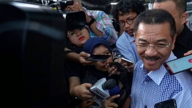 Mantan Menteri Dalam Negeri Gamawan Fauzi usai menjalani pemeriksaan sebagai saksi terkait kasus korupsi pembangunan gedung IPDN Rokan Hilir di Gedung KPK, Jakarta, Selasa (8/1). (Foto: Fanny Kusumawardhani/kumparan)