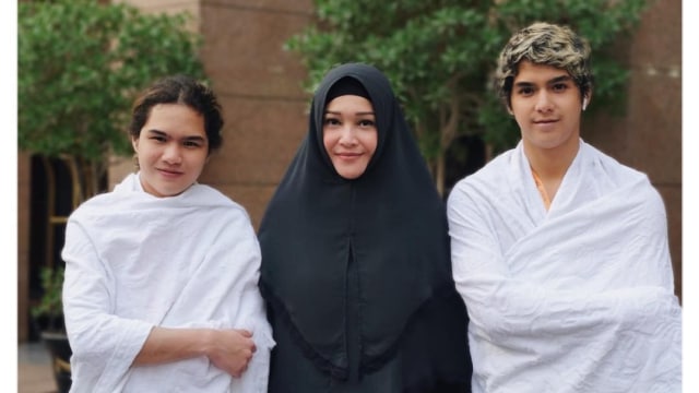 Maia Estianty umrah bareng Al Ghazali dan Dul Jaelani. Foto: instagram/maiaestiantyreal