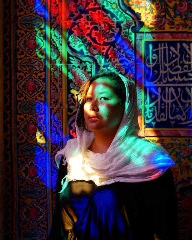 Trinity berkunjung ke Nasir al-Mulk Mosque di Iran 2016 silam (Foto: Instagram/Trinity Traveler)