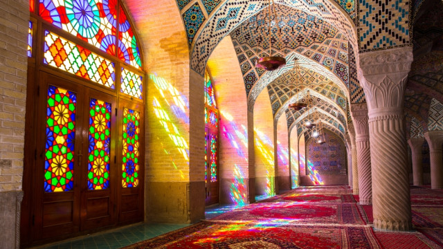 Pendar warna dari jendela Nasir al-Mulk Mosque yang berwarna-warni (Foto: Shutter Stock)