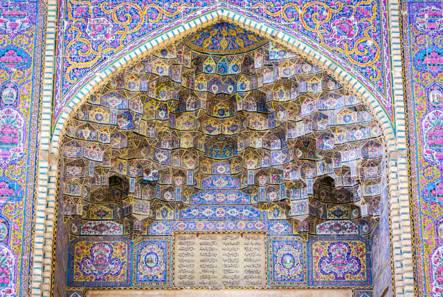 Uniknya dekorasi dinding Nasir al-Mulk Mosque (Foto: Shutter Stock)