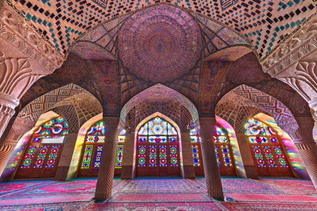 Dekorasi dinding dan langit-langit Nasir al-Mulk Mosque yang menawan (Foto: Shutter Stock)