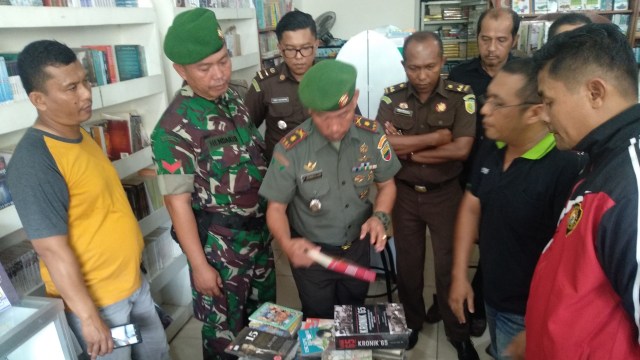 TNI dan Kejaksaan di Padang Sita 6 Buku yang Dianggap Berisi Komunisme (1)