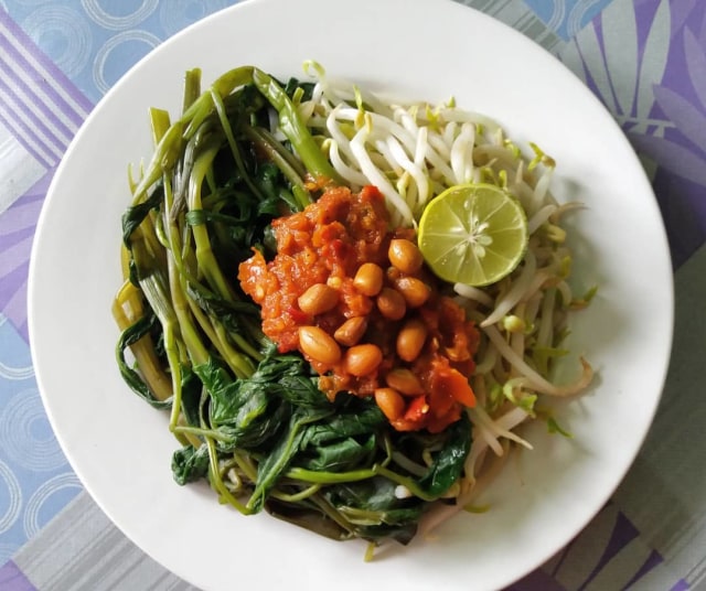 Plecing kangkung. (Foto: instagram/@apik_akbar)