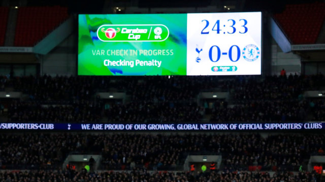 Pengecekan VAR di laga Tottenham vs Chelsea. (Foto: Reuters/Andrew Couldridge)