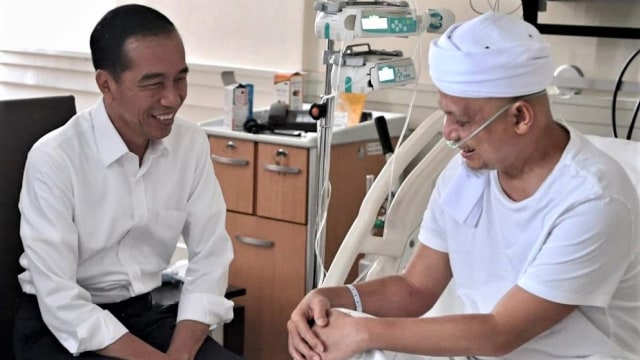 Presiden Jokowi jenguk Arifin Ilham di RSCM Kencana. (Foto: Dok. Biro Pers Setpres)