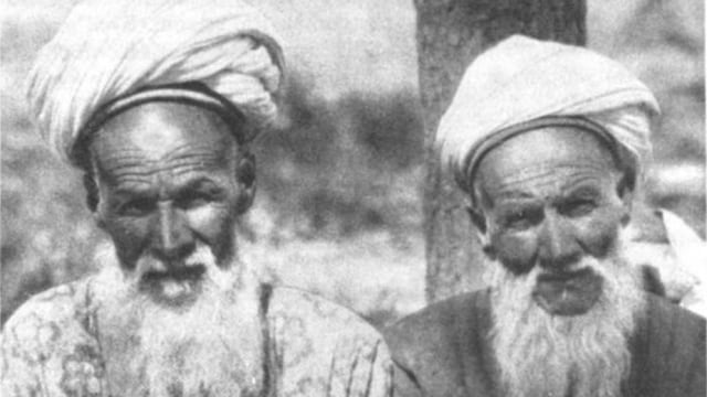 Dua Uighur Mullah di Xinjiang pada tahun 1920-an. (Foto: Dok. Wikimedia)
