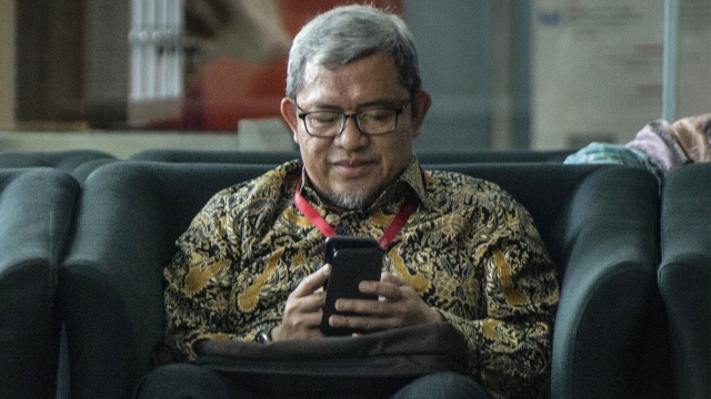 Mantan Gubernur Jawa Barat Ahmad Heryawan alias Aher di ruang tunggu KPK. Foto: ANTARA FOTO/Aprillio Akbar