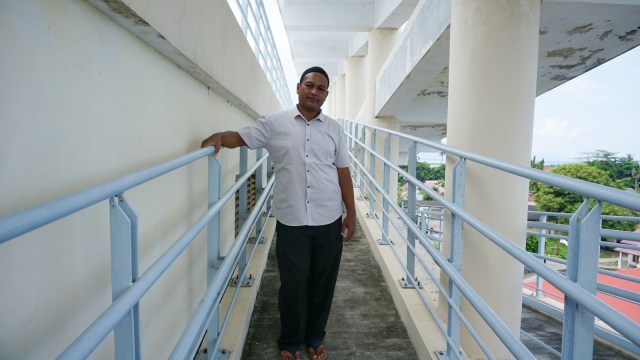 Romi, pengelola gedung pelindung dari tsunami, di Desa Alue Deah Teungoh, Aceh. (Foto: Zuhri Noviandi/kumparan)