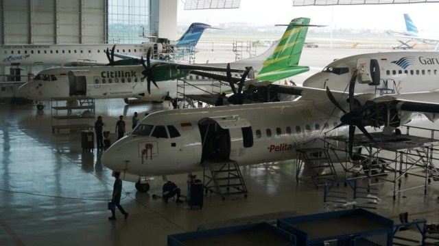 Aktivitas petugas di Hangar 4 GMF Cengkareng saat memeriksa bagian dalam pesawat seperti kabin dan meja penumpang. (Foto: Jamal Ramadhan/kumparan)