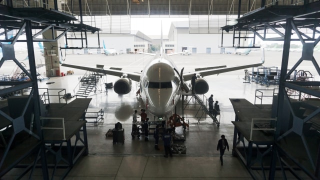 Aktivitas petugas di Hangar 4 GMF Cengkareng saat memeriksa bagian dalam pesawat seperti kabin dan meja penumpang. (Foto: Jamal Ramadhan/kumparan)