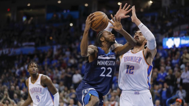 Pemain Wolves, Andrew Wiggins, diadang oleh center Thunder, Steven Adams. (Foto: Alonzo Adams-USA TODAY Sports via Reuters)