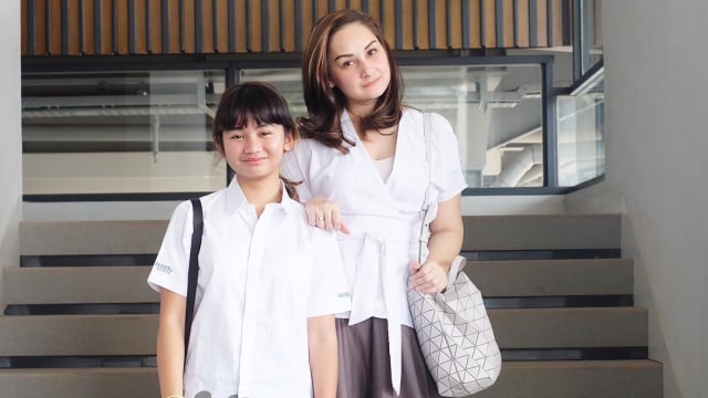 Mona Ratuliu (kanan) dan anaknya (kiri). (Foto: Instagram @monaratuliu)