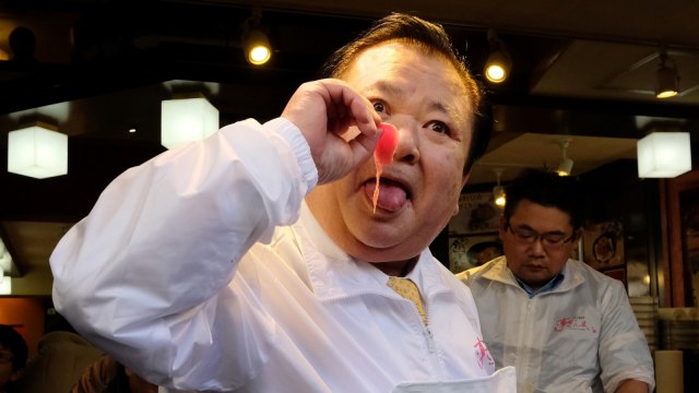 Kiyoshi Kimura pemilik restoran sushi Sushi-Zanmai mencicipi tuna sirip biru seharga Rp 44 miliar di Tokyo, Jepang. (Foto: AFP/KAZUHIRO NOGI)