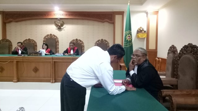 Edi saat berdiskusi dengan pengacaranya.  (Foto: Denita BR Matondang/kumparan)