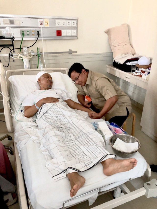 Capres nomor urut 02 Prabowo Subianto menjenguk Ustaz Arifin Ilham. (Foto: Twitter/@Prabowo Subianto)