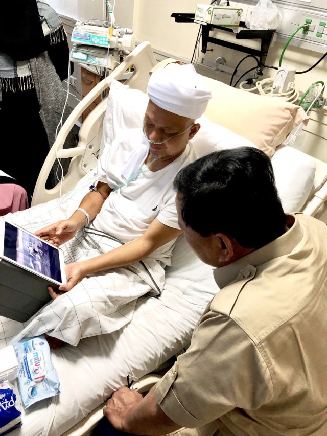 Capres nomor urut 02 Prabowo Subianto menjenguk Ustaz Arifin Ilham. (Foto: Twitter/@Prabowo Subianto)