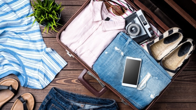 Ilustrasi barang bawaan dalam koper (Foto: Shutter Stock)