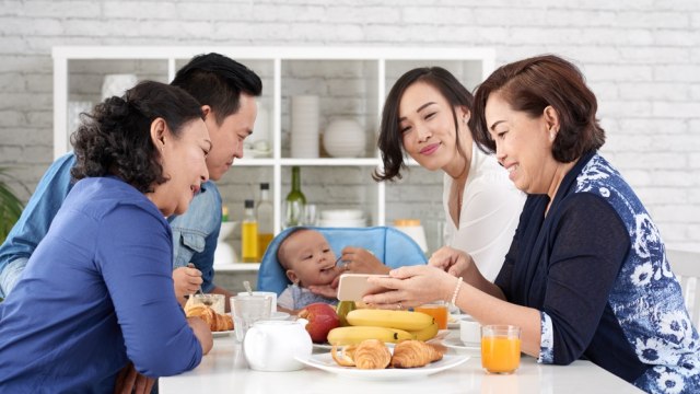 Ilustrasi dua keluarga yang tinggal dalam satu atap (Foto: Shutter Stock)