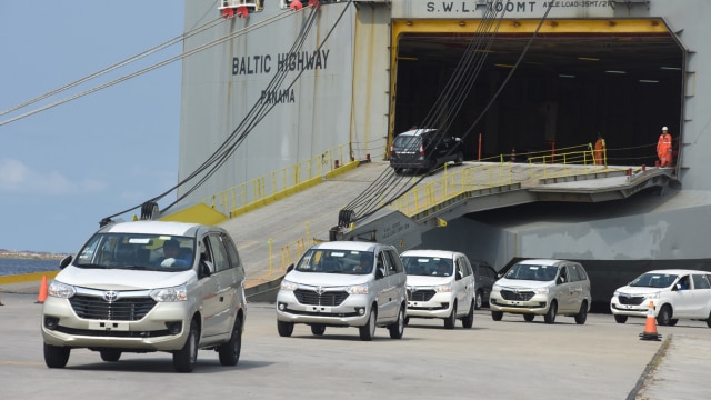 Pekerja mengendarai mobil yang akan diekspor ke dalam kapal di IPC Car Terminal, Cilincing, Jakarta Utara, Rabu (9/1). (Foto: ANTARA FOTO/Indrianto Eko Suwarso)