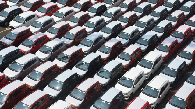 Pekerja mengecek mobil di IPC Car Terminal, Cilincing, Jakarta Utara, Rabu (9/1). (Foto: ANTARA FOTO/Indrianto Eko Suwarso)