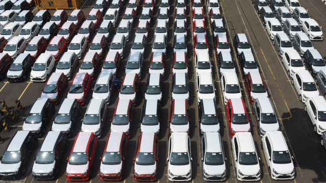 Pekerja mengecek mobil di IPC Car Terminal, Cilincing, Jakarta Utara, Rabu (9/1). Foto: ANTARA FOTO/Indrianto Eko Suwarso