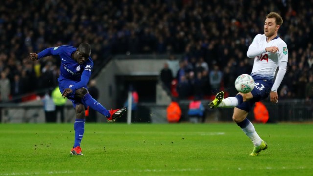 Pemain Chelsea, N'Golo Kante, melepas tendangan yang coba diblok oleh pemain Tottenham, Christian Eriksen, (Foto: REUTERS/Eddie Keogh)