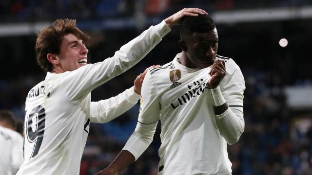 Vinicius Junior merayakan gol bersama Alvaro Odriozola. (Foto: Reuters/Susana Vera)