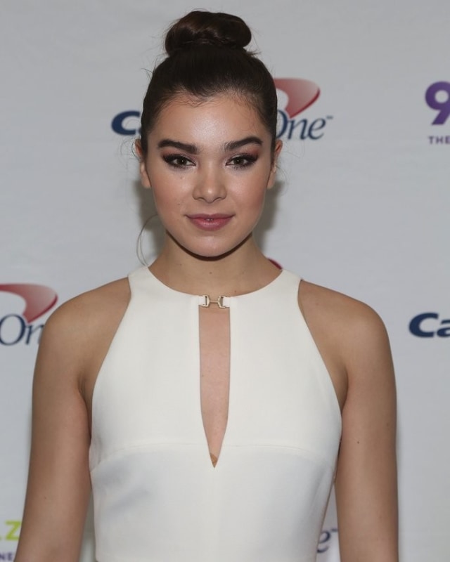 5 Gaya Rambut Panjang Hailee Steinfeld yang Bisa Dipakai ke Kampus (1)