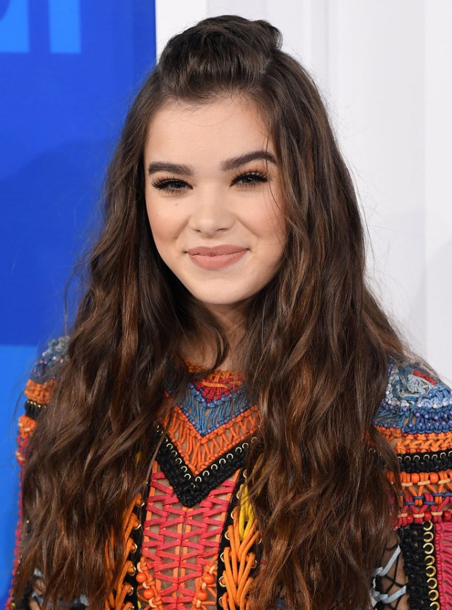 5 Gaya Rambut Panjang Hailee Steinfeld yang Bisa Dipakai ke Kampus (3)