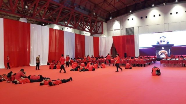Sejumlah kader PDIP tiduran di karpet saat Megawati sampaikan pidato politik. (Foto: Ricad Saka/kumparan)