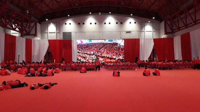 Sejumlah kader PDIP tiduran di karpet saat Megawati sampaikan pidato politik. (Foto: Ricad Saka/kumparan)
