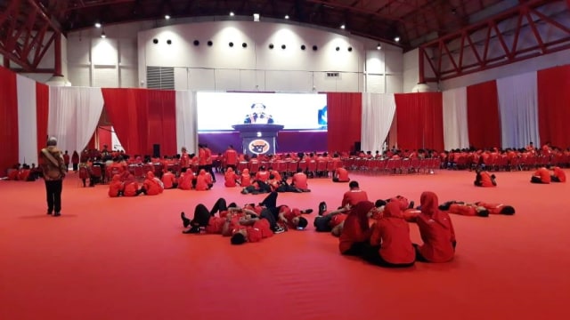 Sejumlah kader PDIP tiduran di karpet saat Megawati sampaikan pidato politik. (Foto: Ricad Saka/kumparan)