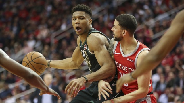 Giannis Antetokounmpo pada duel melawan Rockets. (Foto: Troy Taormina/Reuters)
