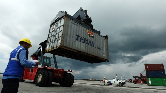 Pekerja melakukan bongkar muat perdana di Makassar New Port, Sulawesi Selatan, Kamis (10/1). (Foto: ANTARA FOTO/Yusran Uccang)
