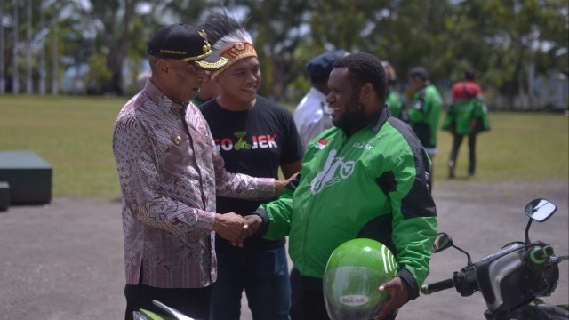 Walikota Jayapura, Benhur Tomi Mano, berbincang dengan salah satu driver GOJEK di Jayapura. (Foto: GOJEK)