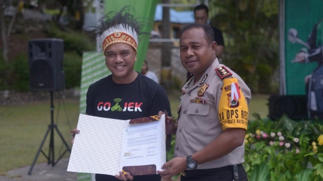 VP GOJEK Regional Indonesia Bagian Timur, Anandita Danaatmadja, dan Kapolres Jayapura Kota, AKBP Gustav Robby Urbinas. (Foto: GOJEK)